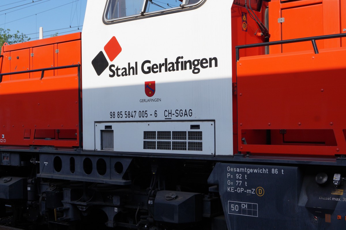 Gravita: Da an den Samstagen f�r das Stahlwerk Gerlafingen nur eine G�terzugszufuhr stattfindet, werden die Wagen von der Gravita und dem Rangierpersonal des Stahlwerkes weggestellt, da kein Rangierpersonal der SBB anwesend ist. Die Aufnahme ist am 6. Juni 2015 in Gerlafingen entstanden.
Foto: Walter Ruetsch 

