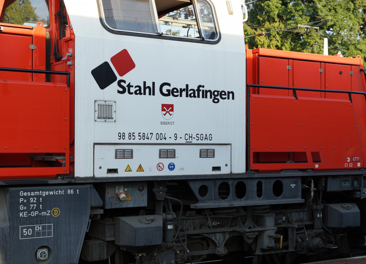 Gravita: Da an den Samstagen für das Stahlwerk Gerlafingen nur eine Güterzugszufuhr stattfindet, werden die Wagen von der Gravita und dem Rangierpersonal des Stahlwerkes weggestellt, da kein Rangierpersonal der SBB anwesend ist. Am 12. September 2015 stand für diese Leistung die Gravita  BIBERIST  im Einsatz. Die Gravita  GERLAFINGEN  wurde bereits zu einem früheren Zeitpunkt auf dieser Seite veröffentlicht. Vermehrt werden die Zufuhren nach Gerlafingen mit DB BR 185 anstatt mit SBB CARGO Re 6/6 bespannt.
Foto: Walter Ruetsch 
