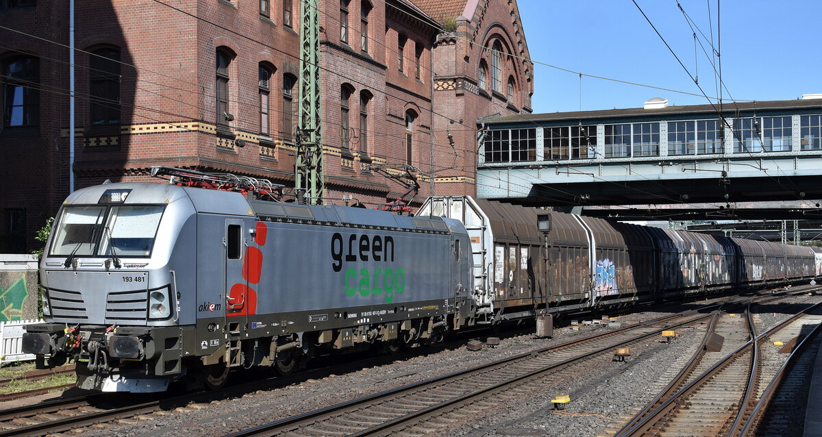 Green Cargo AB, Hallsberg [S] mit der geleasten Akiem Vectron   193 481  [NVR-Nummer: 91 80 6193 481-9 D-AKIEM] und einem Ganzzug Schiebewandwagen am 27.08.26 H�he Bahnhof Hamburg-Harburg.