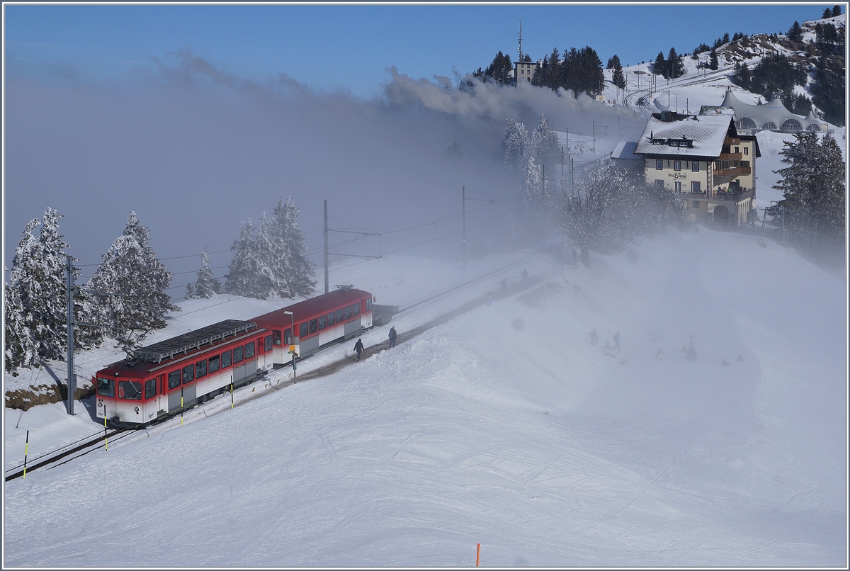 Grenzwertig war der Hochnebel, der wie hier hin und wieder �ber die Rigi Staffel hinweg schwabte. Das Bild zeigt den RB BDhe 4/4 N� 21 kurz vor der Ankunft in Rigi Staffel. Von SLM BBC 1986 gebaut, kostet dieser Triebwagen Fr 3'579'500.- Obwohl damals die ARB und die VRB noch selbst�ndig waren, wurden die vier Triebwagen N� 15 und 25 ARB sowie die VRB 21 und 22 so konstruiert, dass sie auf beiden Strecken eingesetzt werden k�nnen. 
Wohl der (VRB)-Farbe wegen, werden die Triebwagen 21 und 22  Beeri  genannt.
Hinweis: die Infos zu dieser Bildserie der RB stammen von Webseite der Rigi Bahnen AG, dort sind auch noch weiter gehende Infos erh�ltlich.
24. Feb. 2018