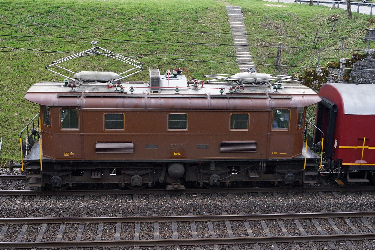 Grosse Frühlingsfahrt mit der Grossdampflok 503673 vom 11. März 2015. Die Nostalgielok Be 4/4 Nr. 14 ex BT brachte den Sonderzug bis nach Olten Hammer, wo er durch die 50673 übernommen wurde. Die Be 4/4 14 wurde am Schluss des Zuges angehängt, um Umfahrungen zu vermeiden. Beim Wasserfassen in Lyss kam es zu einer Begenung mit der 01 202. Zwischen Olten Hammer und Biel bildete die Be 4/4 14 der Lokremise Sulgen den Zugsschluss. Diese Aufnahme entstand bei Niederbipp.
Foto: Walter Ruetsch