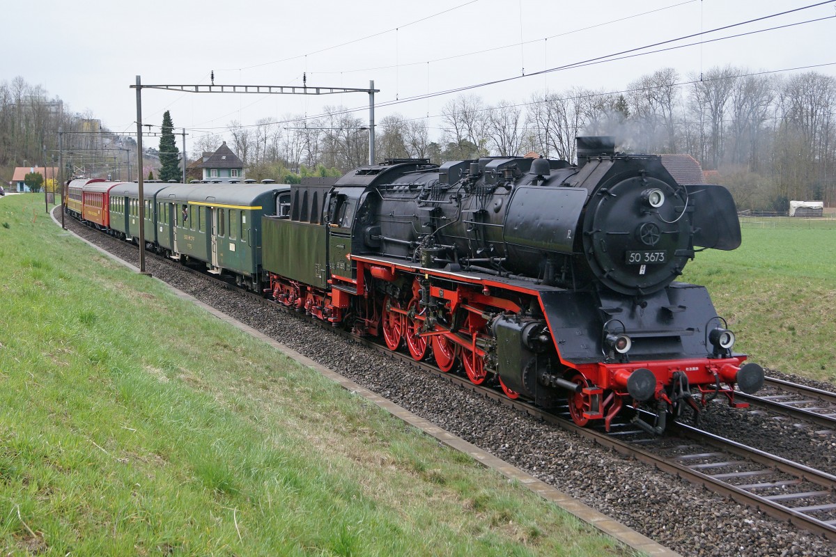 Grosse Fr�hlingsfahrt mit der Grossdampflok 503673 vom 11. M�rz 2015. Die Nostalgielok Be 4/4 Nr. 14 ex BT brachte den Sonderzug bis nach Olten Hammer, wo er durch die 50673 �bernommen wurde. Die Be 4/4 14 wurde am Schluss des Zuges angeh�ngt, um Umfahrungen zu vermeiden. Beim Wasserfassen in Lyss kam es zu einer Begenung mit der 01 202. Diese Aufnahme ist bei Busswil entstanden.
Foto: Walter Ruetsch