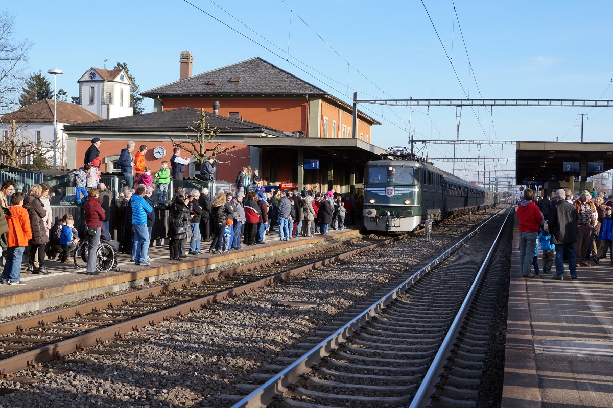Grosser Bahnhof Wohlen vom 7. März 2015. Die Ae 6/6 11407  AARGAU  brachte die Reisenden aus Deutschland in ihren schönen nostalgischen Wagen von Wohlen nach Konstanz. 
Foto: Walter Ruetsch