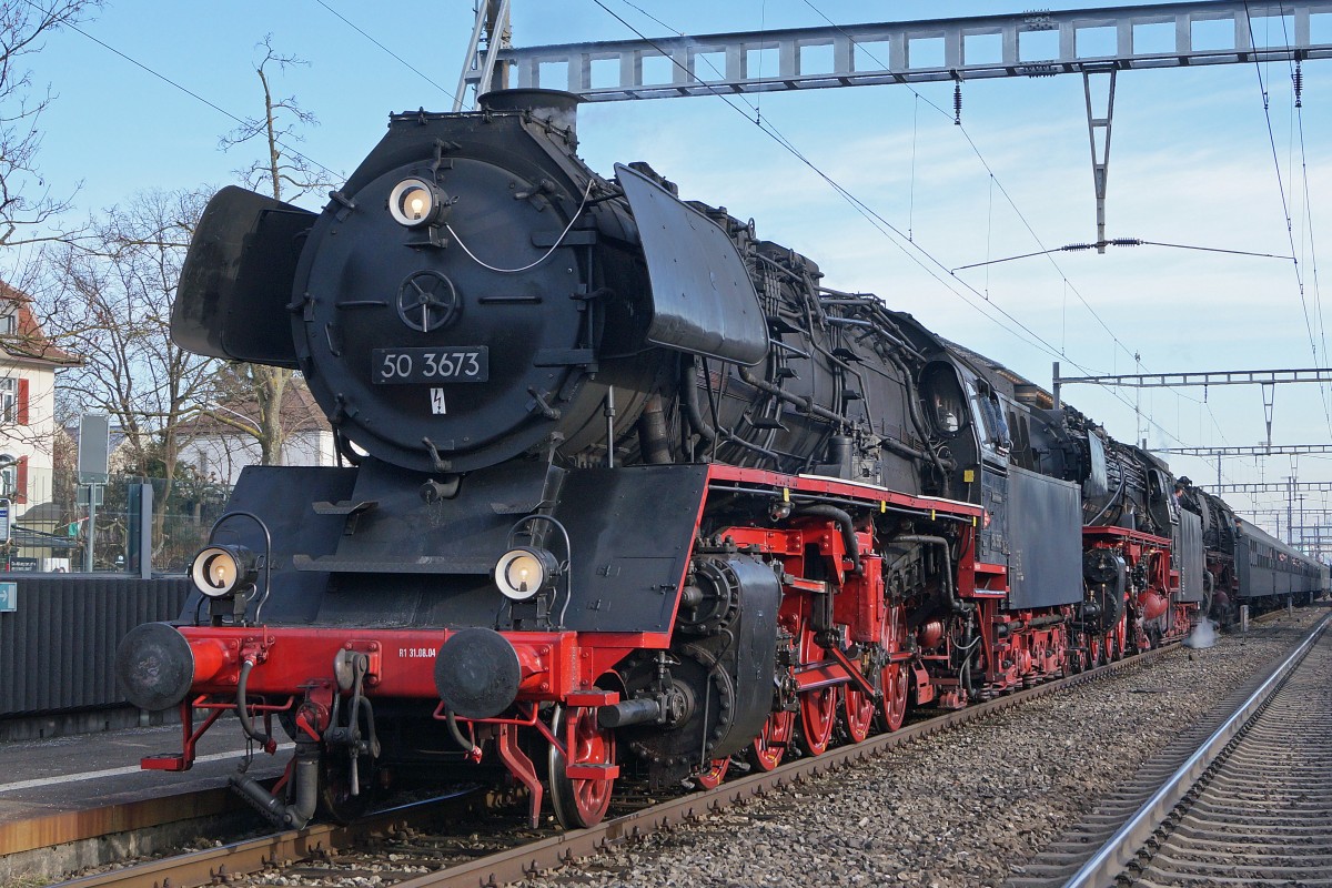 Grosser Bahnhof Wohlen: Die Einfahrt des Dampfzuges vom 7. M�rz 2015 mit der Dreifachtraktion 50 3673, 01 202 und 012 066 mobilisierte eine sehr grosse Zuschauermenge.
Foto: Walter Ruetsch 