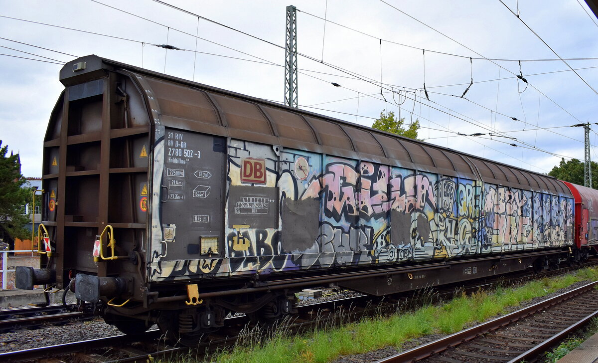 Großräumiger Schiebewandwagen, ein Güterwagen mit vier Radsätzen, zweiteiligen Aluminium-Schiebewänden und vier verriegelbaren Trennwänden der DB Cargo. Der Wagen trägt die Nummer 31 RIV 80 D-DB 2780 502-3 Habbillns 353 in einem Schiebewandwagenzug am 18.09.25 Höhe Bahnhof Magdeburg-Neustadt.