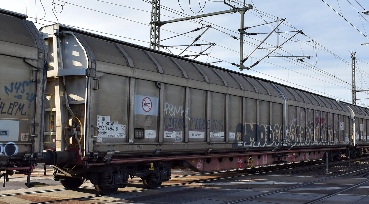 Großräumiger Schiebewandwagen vom Einsteller Rail Cargo Austria AG mit der Nr. 31 RIV 81 A-RCW 2743 494-8 Habbiins in einem Ganzzug am 18.12.25 Höhe Bahnübergang Bahnhof Rodleben.