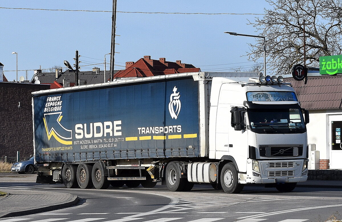 Groupe Transports Sudre mit einem polnischen Sattelzug mit alter VOLVO FH 460 Zugmaschine in Szczecin (Polen), 05.03.25