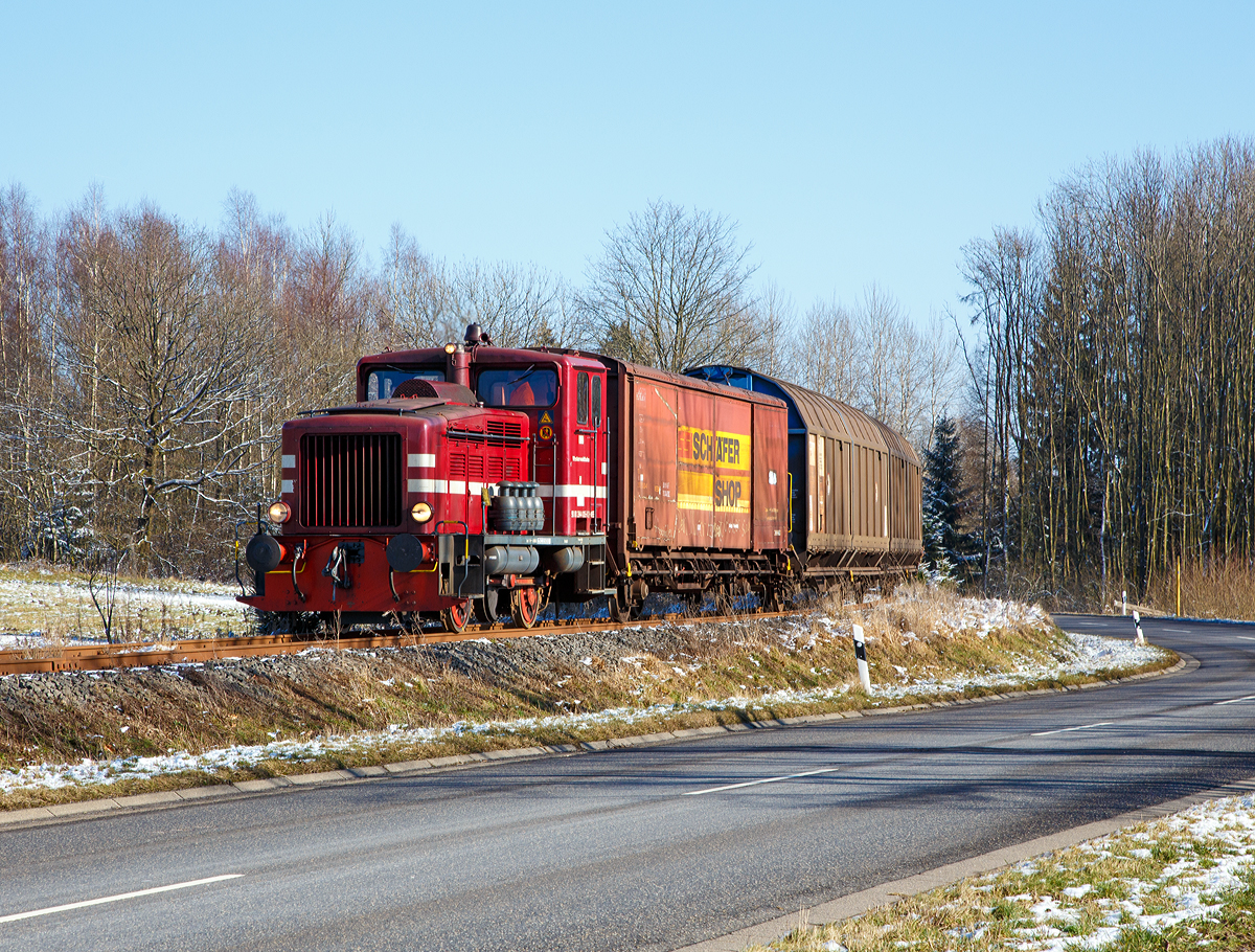 
Güterverkehr am Westerwald, mit einem Hauch von Winter....
Die V 26.3 (Lok 3) der Westerwaldbahn (WEBA) eine Jung R 30 B, fährt am 16.02.2016 ihrem Güterzug von Weitefeld, via Bindweide, nach Scheuerfeld/Sieg, hier beim Elkenrother Weiher (zwischen Weitefeld und Elkenroth).

Die Jung Lok vom Typ R 30 B wurden bei der Firma Jung in Kirchen/Sieg 1957 unter der Fabriknummer 12748 gebaut und als V 26.3 an die WEBA geliefert. Sie hat die NVR-Nummer 98 80 3944 005-8 D-WEBA.