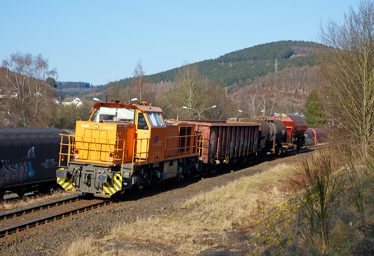 
Güterverkehr im Hellertal....
Die Lok 44 (92 80 1271 004-4 D-KSW) die MaK G 1000 BB der KSW (Kreisbahn Siegen-Wittgenstein) kommt am 17.03.2016 mit drei Güterwagen in Herdorf an. 

Sie kommt über die Hellertalbahn (KBS 462) aus Burbach-Würgendorf. Hier in Herdorf werden auf dem KSW-Rangierbahnhof noch etliche weitere Wagen angehangen und dann via Betzdorf nach Kreuztal gebracht. 