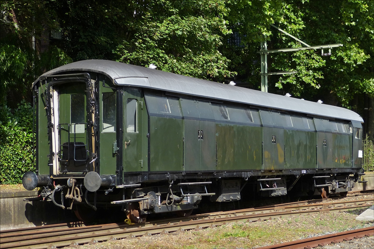 G�terwagen NSD 7521, Bj 1931, 
V.max: 140 km/h; 
L 21,80 m; 
Gewicht 42,5 t; 
5 Achsen; 
gebaut wurden 5 Wagen von diesem Typ f�r den Postdienst, 
Speziell gebaut f�r Eingeschrieben Waren und Wertsendungen, 
im Fernverkehr f�r die Gep�ckst�cke der Bahnreisenden, 
dieser Wagen hat 3 Gep�ckr�ume welche  im Internationalem Verkehr einzeln vom Zoll versiegelt werden konnten, 
seit 1995 ist das Fahrzeug im Besitz des Museums. 
Utrecht 01.10.2016