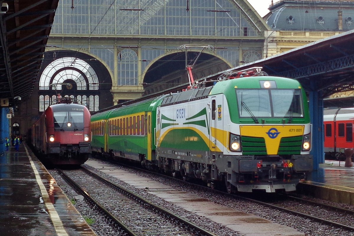 GySEV 471 001 stehtneben ein RailJet in Budapest-Keleti am 11 Mai 2018.