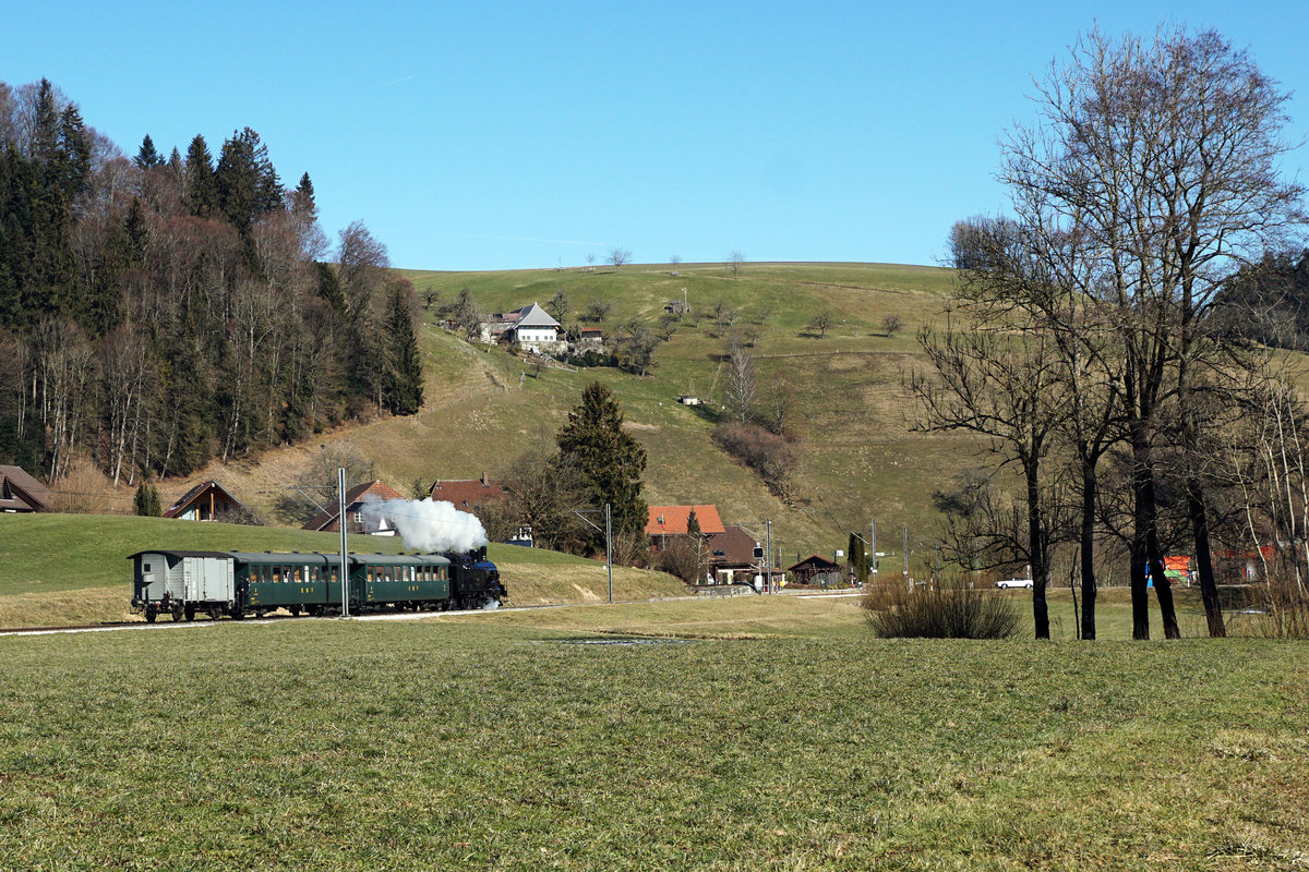HABERSACK UNTERWEGS IM EMMENTAL
NAPF RUNDFAHRT vom 16. Februar 2019.
Dampfbahn Bern/DBB
Verein Historische Eisenbahn Emmental/VHE
Eb 3/5 5810 + Bi 527 + Bi 528 + K2 34159 bei Gondiswil.
Foto: Walter Ruetsch