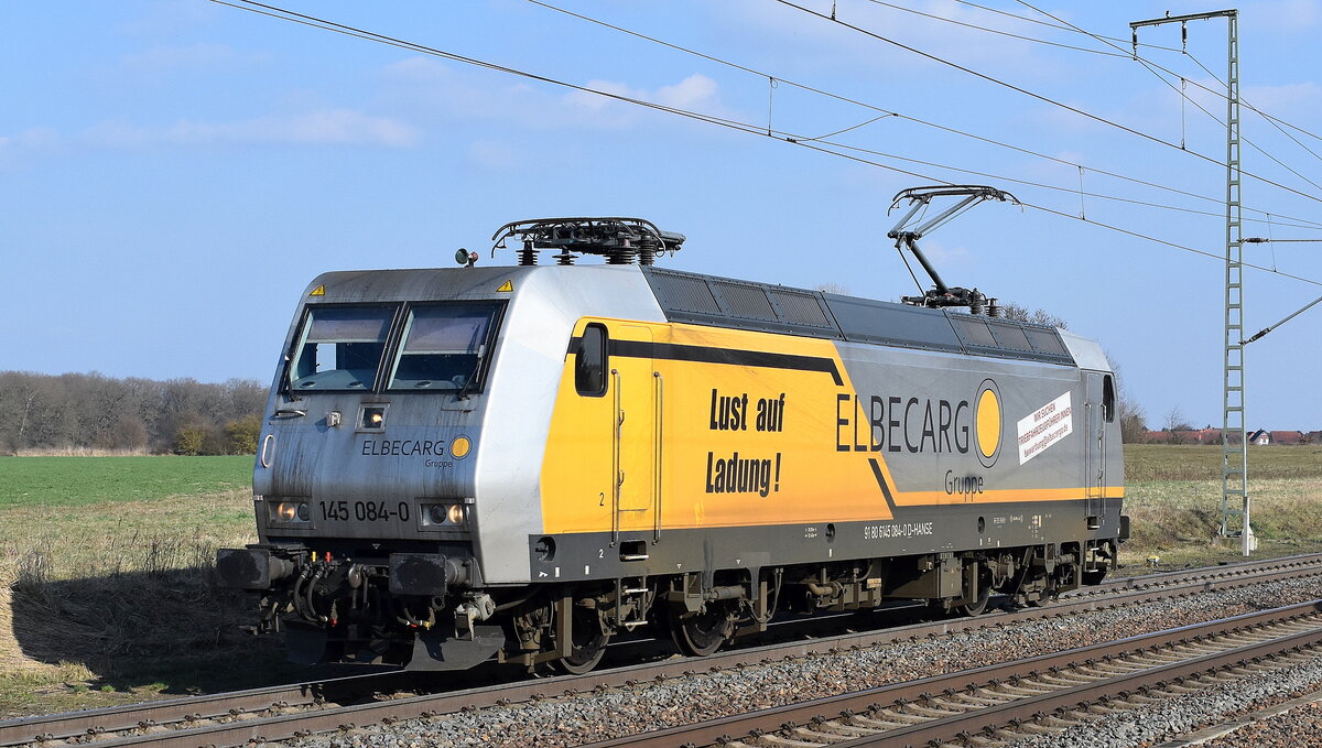 HANSE Bahn Nord GmbH (ELBECARGO Gruppe) mit ihrer  145 084-0  [NVR-Nummer: 91 80 6145 084-0 D-HANSE ]  mit aktueller neuer Folie mit Eigenwerbung am 19.03.26 Höhe Bahnhof Rodleben.