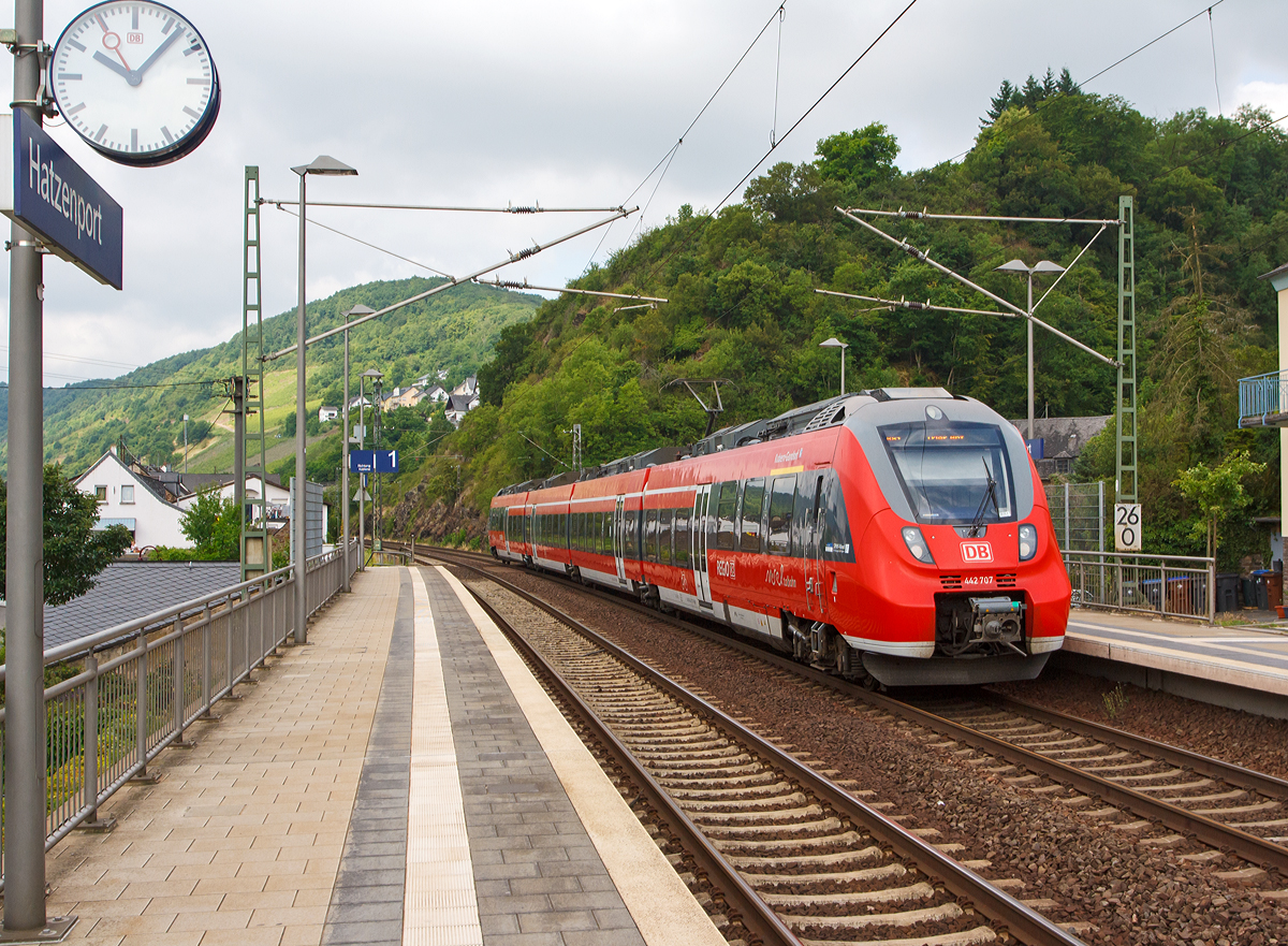 
Hatzenport/Mosel 10:07 am 21.06.2014, der vierteiliger Bombardier Talent 2 der DB Regio 442 707 / 442 207 mit dem Taufnamen  Kobern-Gondorf  fährt am 21.06.2014, als RB 81  Moseltal-Bahn  (Koblenz - Cochem - Trier), von Hatzenport weiter in Richtung Trier. 

Der  Hamster  wurde 2010 bei Bombardier Transportation GmbH in Hennigsdorf gebaut, die Abnahme erfogte jedoch erst am 05.12.2011.