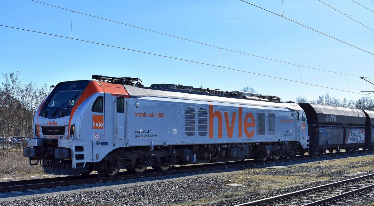 Havelländische Eisenbahn AG, Berlin-Spandau [D] mit ihrer Eurodual Lok  159 001  [NVR-Nummer: 90 80 2159 001-7 D-HVLE] und einem Ganzzug VTG Selbstentladewagen am 02.03.26 Höhe Bahnhof Lutherstadt Wittenberg Hbf.
