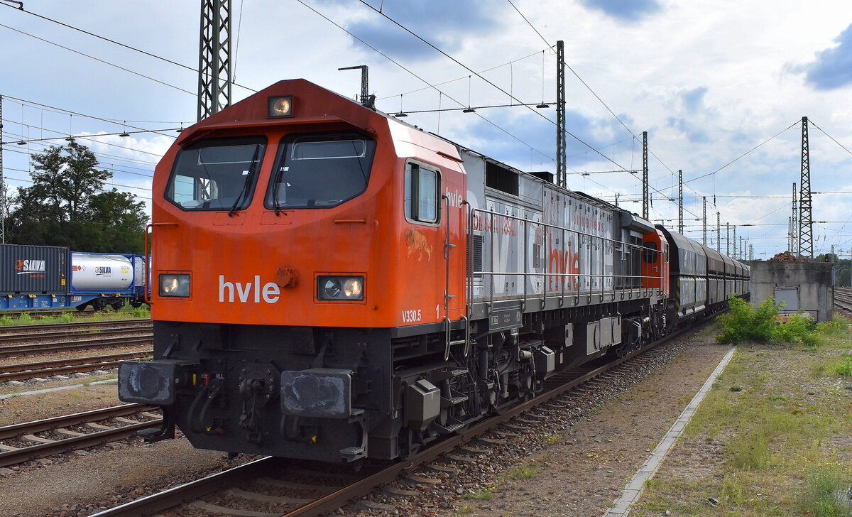 Havelländische Eisenbahn AG, Berlin-Spandau (HVLE) mit dem Tiger  V330.5  (NVR:  92 80 1250 008-0 D-HVLE ) und einem Ganzzug VTG Selbstentladewagen am 10.09.25 Durchfahrt Bahnhof Ruhland.