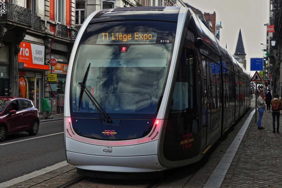 Heckansicht des Tram 5115 in L�ttich, in der Rue L�opold, auff�llig die Rote Leuchtleiste am Heck des Fahrzeuges. 18.09.2025