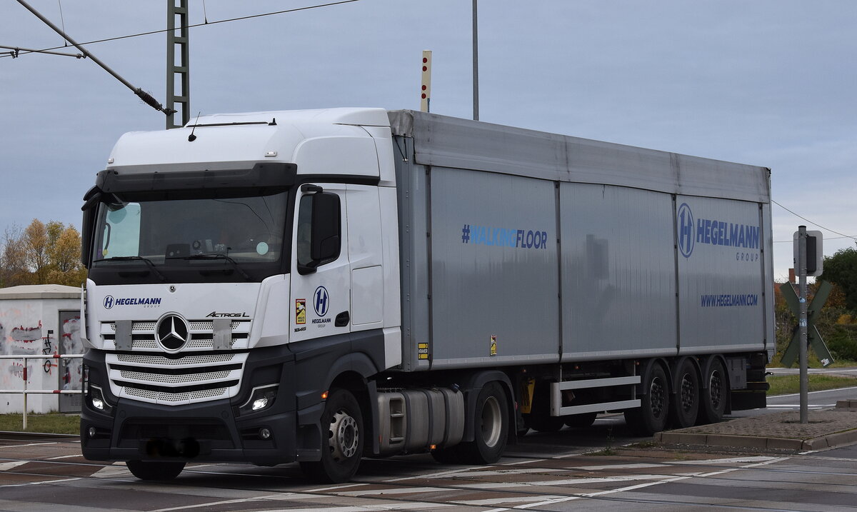 Hegelmann Express GmbH (Hegelmann Group) mit einem Sattelkipper mit Plane überzogen u. MB ACTROS L 1845 Zugmaschine am 04.11.25 Bahnübergang Bahnhof Rodleben.