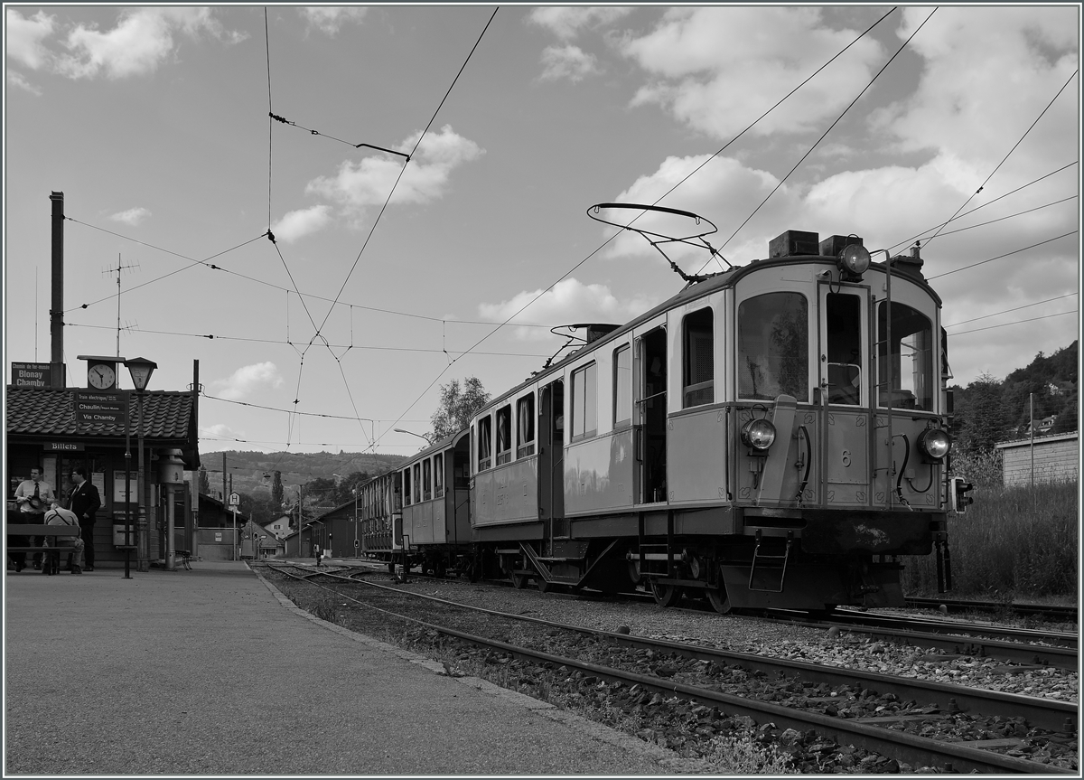 Heimvorteil: ich genoss es ganz besonders am Sammstag und Sonntag, nach einer kleinen Pause zu hause am sp�teren Nachmittag, wenn die Speicherkarten und Besucher voller Pixel und Eindr�cke ware  und langsam heimw�rts streben, nochmals in aller Ruhe am Bahnhof von Blonay vorbeizuschauen.
Der  MCM BCFe 4/4 N� 6 in Blonay.
15. Mai 2016 
