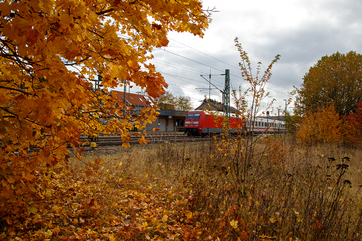 Herbstzeit auf der Geislinger Steige...
Geschoben von der DB 101 104-8 fährt ein IC am 26.10.2021 durch Amstetten (Württ) in Richtung Ulm.