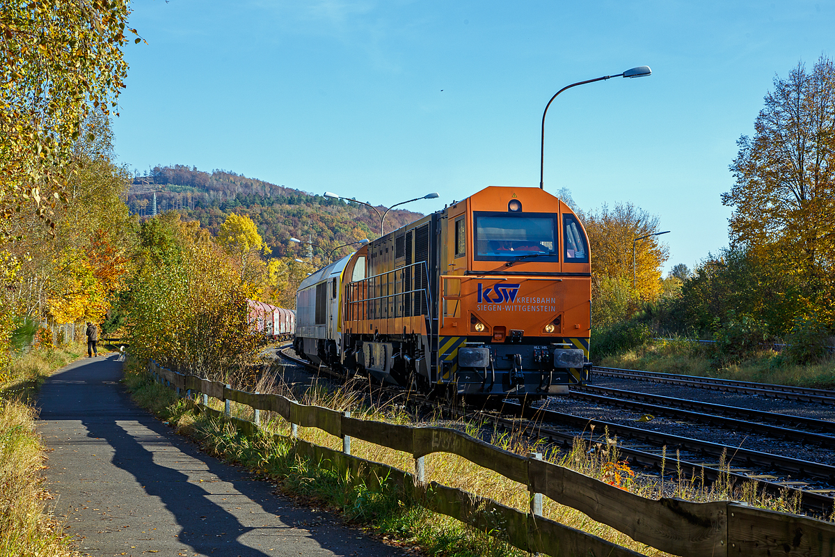 Herbstzeit im Hellertal.....
Die KSW 43 (92 80 1273 018-2 D-KSW) der KSW (Kreisbahn Siegen-Wittgenstein) am 28.10.2021 mit der Mietlok der Voith Maxima 30 CC – VTLT 263 005-5 (92 80 1263 005-1 D-VTLT) der Voith Turbo Lokomotivtechnik GmbH & Co. KG am Haken in Herdorf. Hier fährt sie noch auf dem KSW Rbf Herdorf (Betriebsstätte Freien Grunder Eisenbahn - NE 447, bevor es über die Hellertalbahn nach Betzdorf geht.
