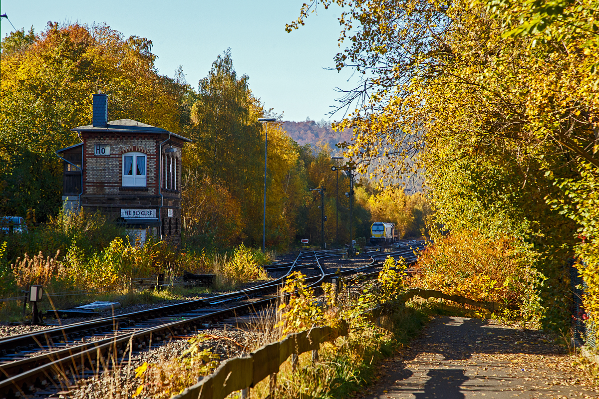 Herbstzeit oder Indian Summer im Hellertal.....
Links das Weichenwärter-Stellwerk Herdorf Ost am 28.10.2021. Hinten auf Gleis 4 vom Bahnhof Herdorf, die KSW 43 (92 80 1273 018-2 D-KSW) der KSW (Kreisbahn Siegen-Wittgenstein) fährt mit der Mietlok Voith Maxima 30 CC – VTLT 263 005-5 (92 80 1263 005-1 D-VTLT) am Haken in Richtung Betzdorf.
