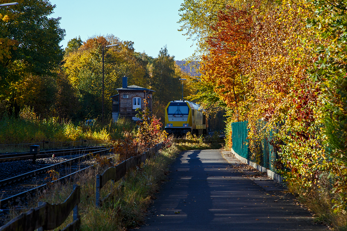 Herbstzeit oder Indian Summer im Hellertal.....
Links das Weichenwärter-Stellwerk Herdorf Ost am 28.10.2021. Die Mietlok die Voith Maxima 30 CC – VTLT 263 005-5 (92 80 1263 005-1 D-VTLT) der Voith Turbo Lokomotivtechnik GmbH & Co. KG am Haken der KSW 43 (92 80 1273 018-2 D-KSW) der KSW (Kreisbahn Siegen-Wittgenstein) wird am 28.10.2021von Herdorf in Richtung Betzdorf (Sieg) gezogen.
