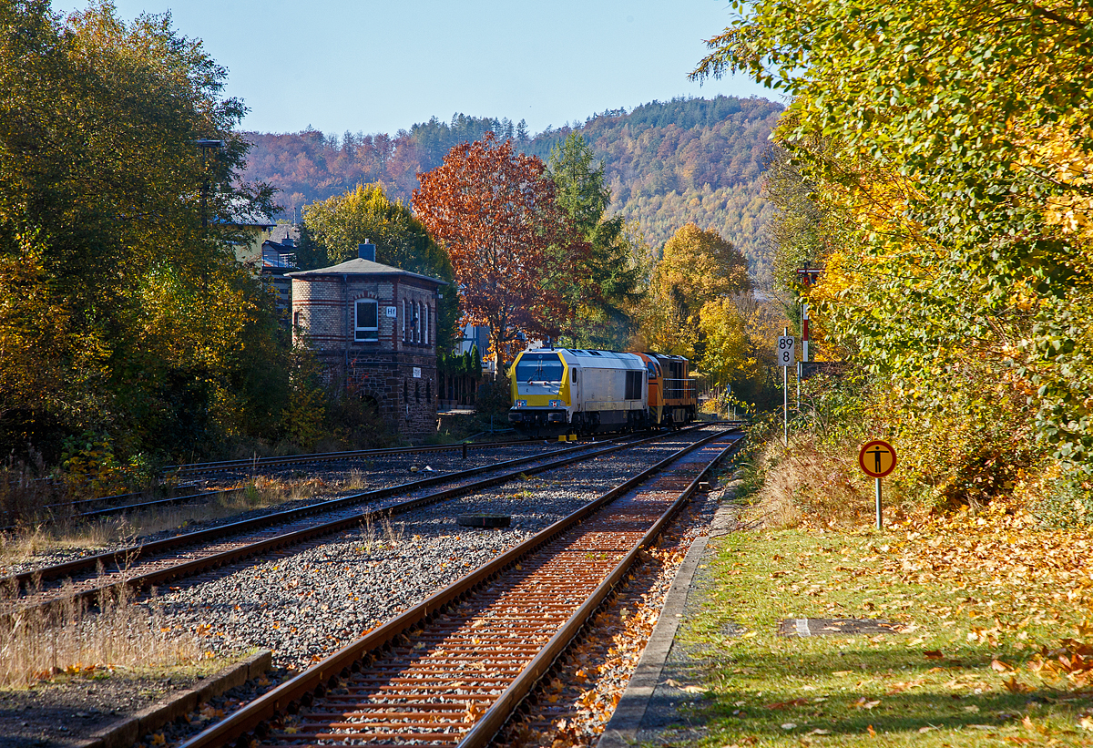 Herbstzeit oder Indian Summer in Herdorf..... 
Die KSW 43 (92 80 1273 018-2 D-KSW) der KSW (Kreisbahn Siegen-Wittgenstein) fährt (al Lz) mit der Mietlok Voith Maxima 30 CC – VTLT 263 005-5 (92 80 1263 005-1 D-VTLT) der Voith Turbo Lokomotivtechnik GmbH & Co. KG am Haken in Richtung Betzdorf (Sieg) los. Aus den Stellwerk Herdorf Fahrdienstleiter (Hf) schaut der Fahrdienstleiter, den Lz prüfend, aus dem Fenster. Diese Sicht-Prüfungen sein Vorschrift.
