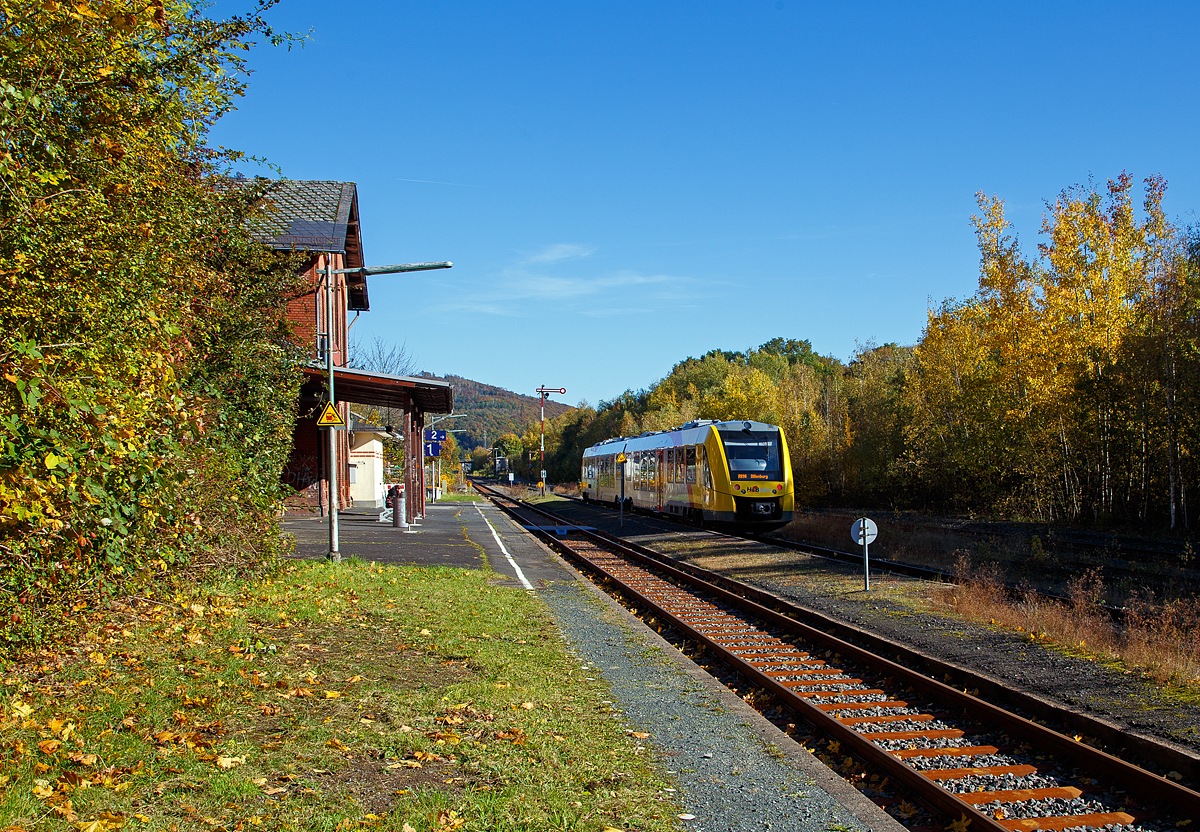 Herbstzeit oder Indian Summer in Herdorf.....
Der VT 507 (95 80 1648 107-8 D-HEB / 95 80 1648 607-7 D-HEB) der HLB (Hessische Landesbahn GmbH), ein Alstom Coradia LINT 41 der neuen Generation, erreicht am 24.10.2021 den Bahnhof Herdorf. Er fährt als RB 96  Hellertalbahn  die Verbindung Betzdorf - Herdorf - Neunkirchen - Haiger - Dillenburg (Umlauf 61779).