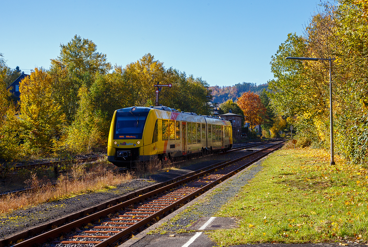 Herbstzeit oder Indian Summer in Herdorf.....
Der VT 507 (95 80 1648 107-8 D-HEB / 95 80 1648 607-7 D-HEB) der HLB (Hessische Landesbahn GmbH), ein Alstom Coradia LINT 41 der neuen Generation, erreicht am 24.10.2021 den Bahnhof Herdorf. Er fährt als RB 96  Hellertalbahn  die Verbindung Betzdorf - Herdorf - Neunkirchen - Haiger - Dillenburg (Umlauf 61779).