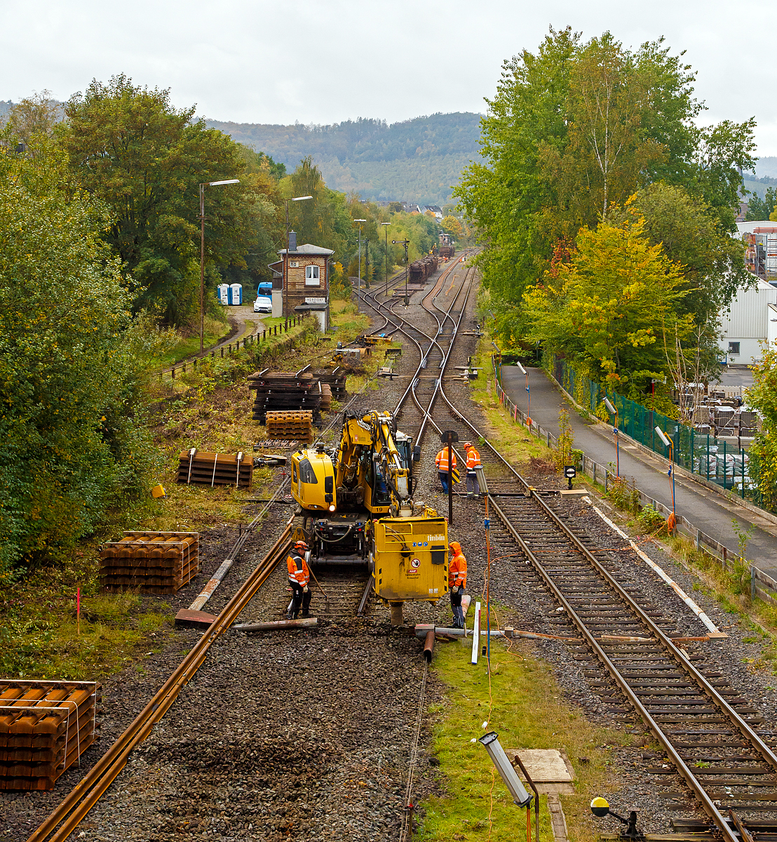 
Herdorf den 12.10.2020
Liebherr Zweiwegebagger A 922 Rail Litronic, Kleinwagen Nr. D-KAF 99 80 9903 659-7, der KAF Falkenhahn Bau AG (Kreuztal), mit angebauten BSB Baggeranbausauger „tinbin TC2“, saugt den Schotter an, um die Drahtzugleitungen zur Gleissperre zum Anschluss der KSW Gleisanlage (Betriebsstätte Freien Grunder Eisenbahn - NE 447) freizulegen.