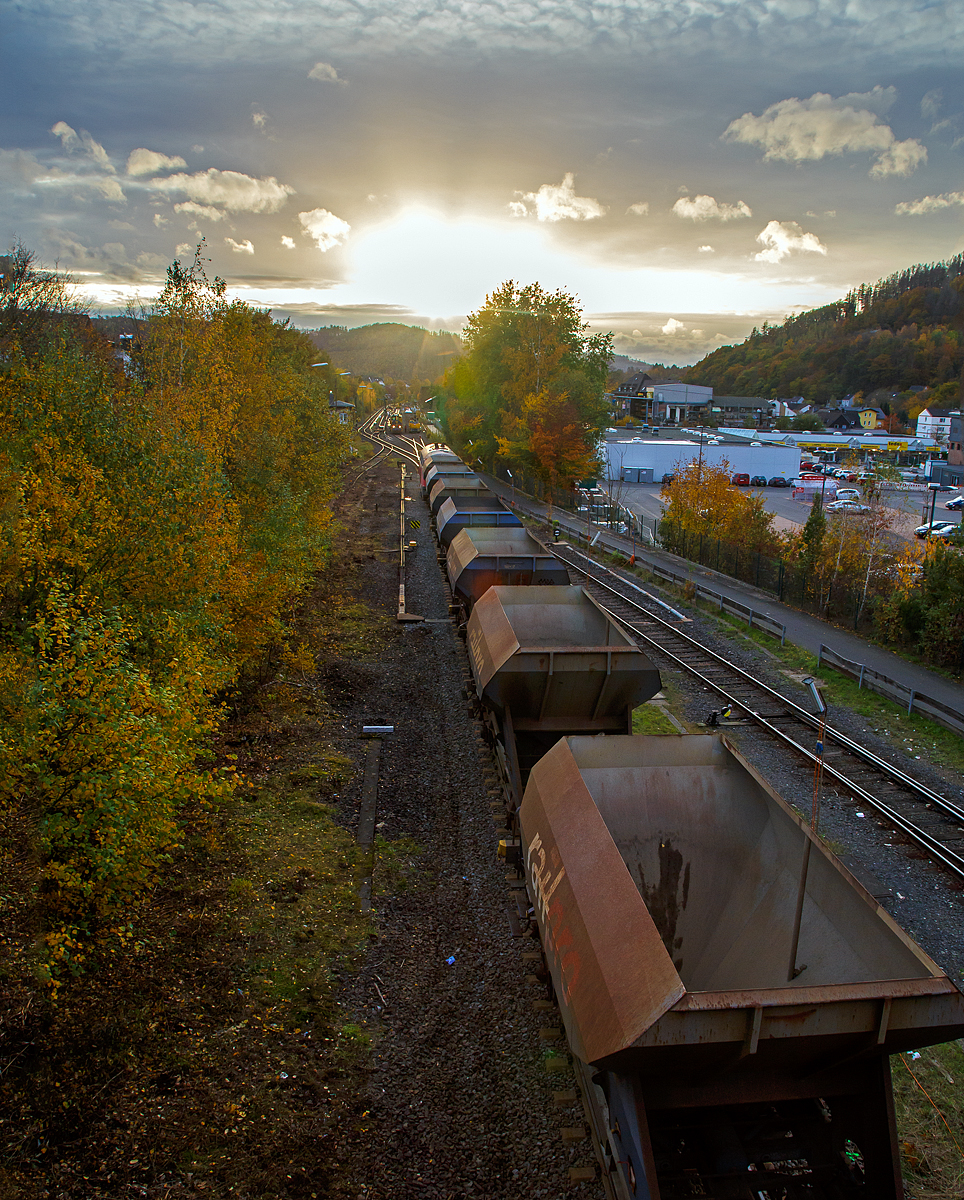 
Herdorf den 27.10.2020 im Gegenlicht:
Nachdem die Stopfmaschine und die Schotterverteil- und Planiermaschine auf Gleis 2 gefahren sind, haben sie so das Gleis frei gemacht und die 218 485-1 (92 80 1218 485-1 D-AIX) der AIXrail GmbH kann mit ihrem Schotterzug (zweiachsige Schüttgutwagen der Gattung Fccpps) aufs Gleis 4 vom Bahnhof Herdorf fahren.