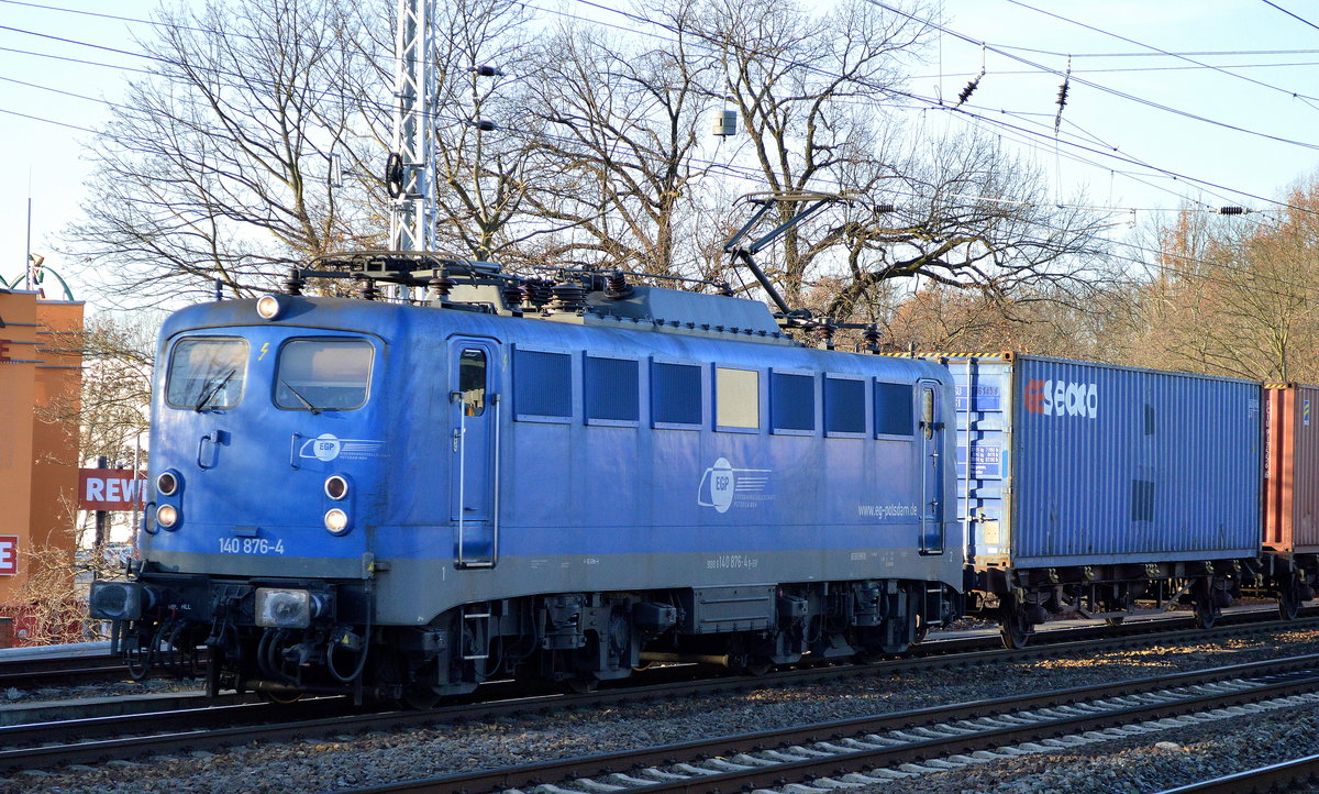Herrlich blau leuchtend in der tiefen Sonne kam die EGP 140 876-4 mit einem langen Containerzug Richtung Königs Wusterhausen durch Berlin-Grünau am 29.11.16 