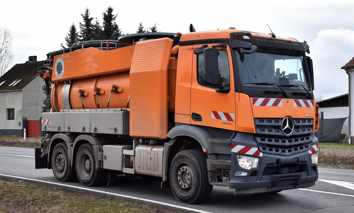 HERRMANN Zerbster Rohr- & Kanalreinigung mit einem MB AROCS 2543 Abwasserspülfahrzeug am 24.02.26 Bahnübergang Rodleben.