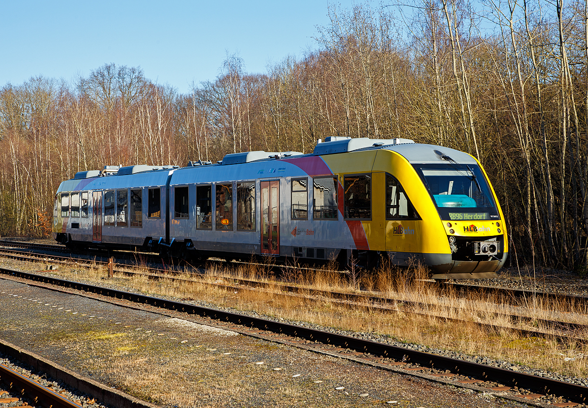 Heute (28.02.2022) ist Rosenmontag, der Umzug und die Feierlichkeiten fallen, bedingt durch Corona, und nun noch durch den Krieg in der Ukraine aus. So langsam haben wir uns ja mit dem Virus arrangiert, aber mit einem Krieg in Europa, der nun auch ganz Europa bedroht, kann man sich nicht arrangieren. Man kann den Ukrainern nur sein Mitgefühl ausdrücken, und hoffen das Russland den Angriff einstellt und die Truppen zurückzieht. 

Trotzdem fuhr ein HLB Sonderzug die Verbindung zwischen Betzdorf (Sieg) und Herdorf als RB 96 „Hellertalbahn“. Hier ist der VT 263 (95 80 0648 163-3 D-HEB / 95 80 0648 663-2 D-HEB) ein Alstom Coradia LINT 41 der HLB (Hessische Landesbahn), der als Umlauf 24365 um 14:01 Uhr Herdorf erreicht hatte, auf Gleis 4 im Bahnhof Herdorf angestellt. Er fährt dann um 16:22 Uhr den Umlauf 24364 als RB 96 „Hellertalbahn“ Herdorf - Betzdorf (Sieg).
