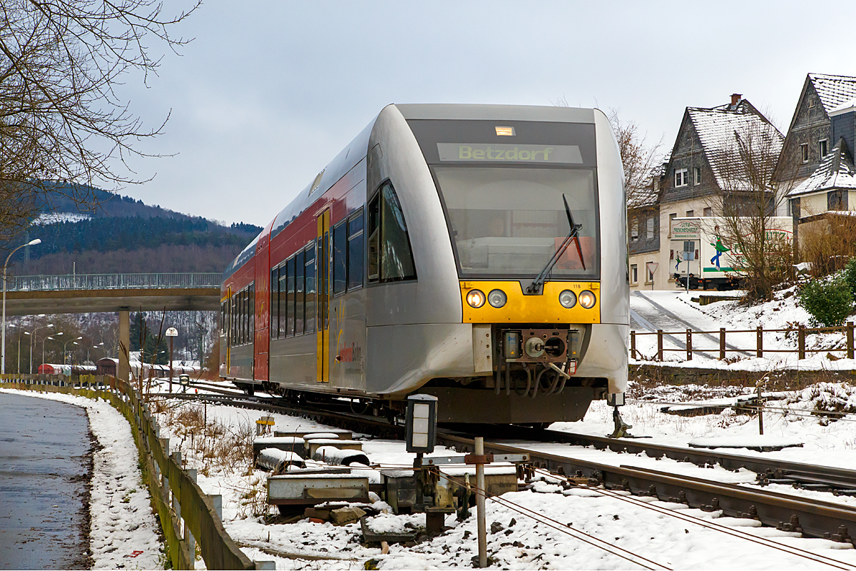 
Heute am 23.02.2015 war es wieder Winter....
Der VT 118 (95 80 0946 418-0 D-HEB / 95 80 0646 418-3 d-HEB / 95 80 0946 918-9 D-HEB) ein Stadler GTW 2/6 der Hellertalbahn fährt am 22.02.2015 als RB 96  Hellertal-Bahn  (Neunkirchen - Herdorf - Betzdorf), hier kurz vor dem Stellwerk Herdorf Ost (Ho) bzw. Bahnhof Herdorf. 

Dieser Triebwagen wurde 1999 bei DWA, Bautzen (Deutsche Waggonbau AG, heute Bombardier Transportation) unter der Fabriknummer 525/003 für die Hessische Landesbahn (HLB) gebaut, dessen Eigentum er auch ist und ihn an die Hellertalbahn vermietet hat. Die Hellertalbahn hat 3 dieser GTW 2/6 im Einsatz.
