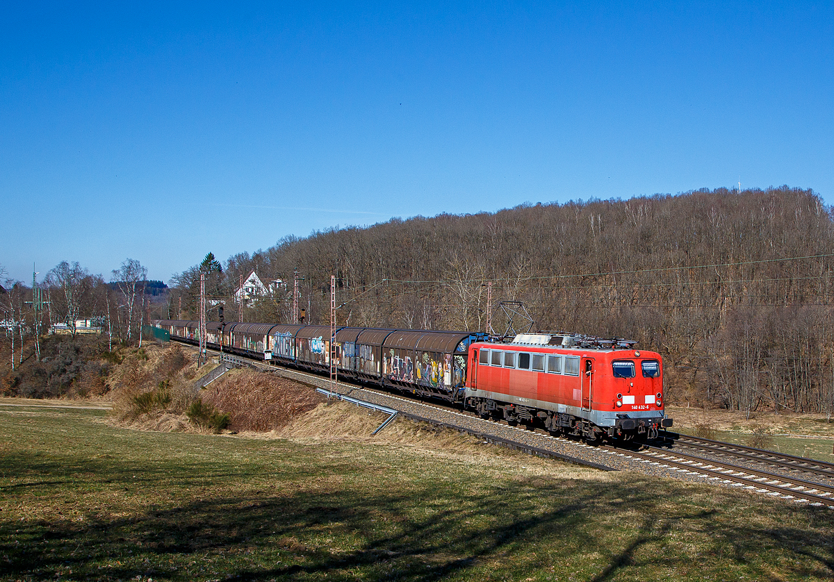 Heute war die 140 432-6 vor dem  Henkel-Zug ....
Die 140 432-6 (91 80 6140 432-6 D-BYB) der BayernBahn GmbH f�hrt am 1003.2022, mit dem sogenannten  Henkelzug  (Langenfeld/Rhld. nach Gunzenhausen), bei Rudersdorf (Kr. Siegen) in s�dlicher Richtung bzw. Richtung Dillenburg. 

Nochmals einen lieben Gru� an den netten Lf zur�ck.

Die E 40 wurde 1963 bei Henschel & Sohn in Kassel unter der Fabriknummer 30665 gebaut, der elektrische Teil ist von den SSW - Siemens-Schuckertwerken. Als E 40 432 wurde sie an die Deutsche Bundesbahn ausgeliefert , mit der Einf�hrung des EDV-Nummernsystems wurde sie zum 01.01.1968 zur DB 140 432-6, die Ausmusterung bei der DB Schenker erfolgte 2015 und sie wurde an die BayernBahn GmbH verkauft. 
