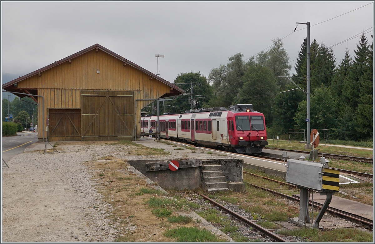 Heute war das passende Wetter um von Domino-Takt Verkehr im Vallée de Joux Abschied zu nehmen. Ab morgen wird  GeFLIRIet  und geflügelt. Der TRAVYS RBDe 560 385-7 (RBDe 560 DO TR 94 85 7560 385-7 CH-TVYS)  Lac de Joux  ist als Regionalzug von Le Brassus nach Vallorbe unterwegs und erreicht Le Pont, wo auf den Gegenzug gewartet werden muss. 

6. August 2022
