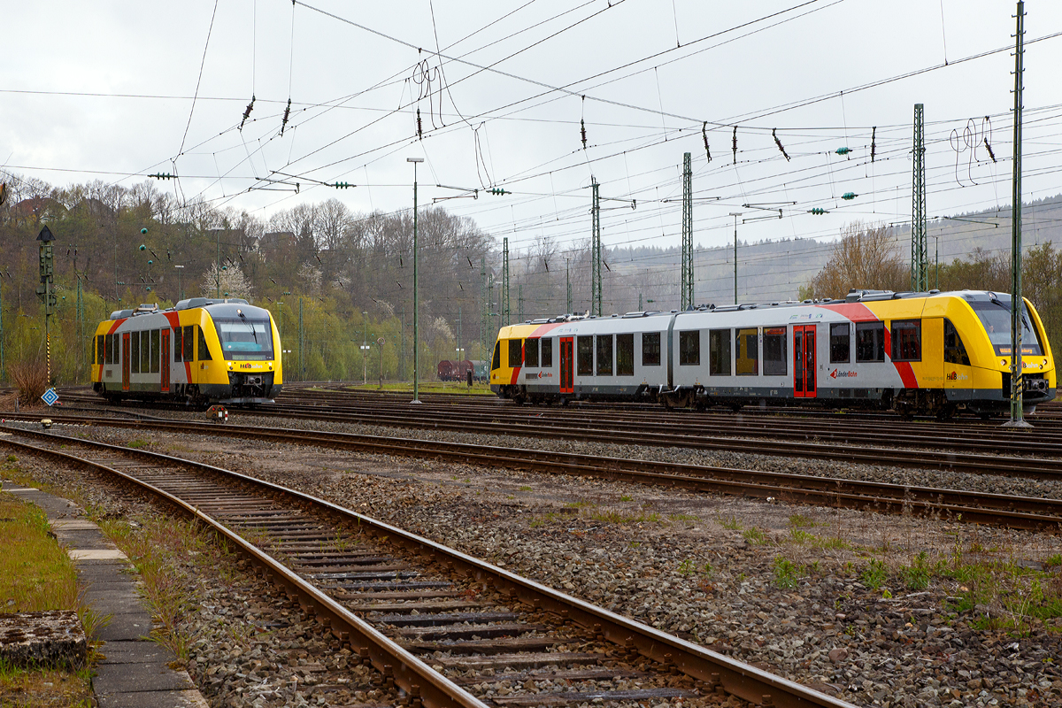 
Heute war das Wetter sehr gegensätzlich, mal schien die Sonne und kurzdrauf wie hier war es am schneien............
Der VT 209 ABp (95 80 0640 109-4 D-HEB) ein Alstom Coradia LINT 27 der HLB (Hessische Landesbahn) erreicht nun bald (am 24.04.2016), als RB 90  Westerwald-Sieg-Bahn  (Westerburg - Altenkirchen - Au/Sieg) - Siegen) den Bahnhof Betzdorf/Sieg.
Dahinter steht gerade der VT 505 ein Alstom Coradia LINT 41 der neuen Generation / neue Kopfform der HLB.
