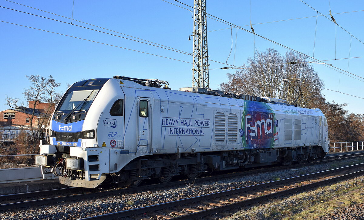 HHPI - Heavy Haul Power International GmbH, Erfurt [D] mit der geleasten ELP Eurodual Lok  2159 251-8  [NVR-Nummer: 90 80 2159 251-8 D-ELP] am 25.02.26 Höhe Bahnhof Magdeburg-Neustadt.
