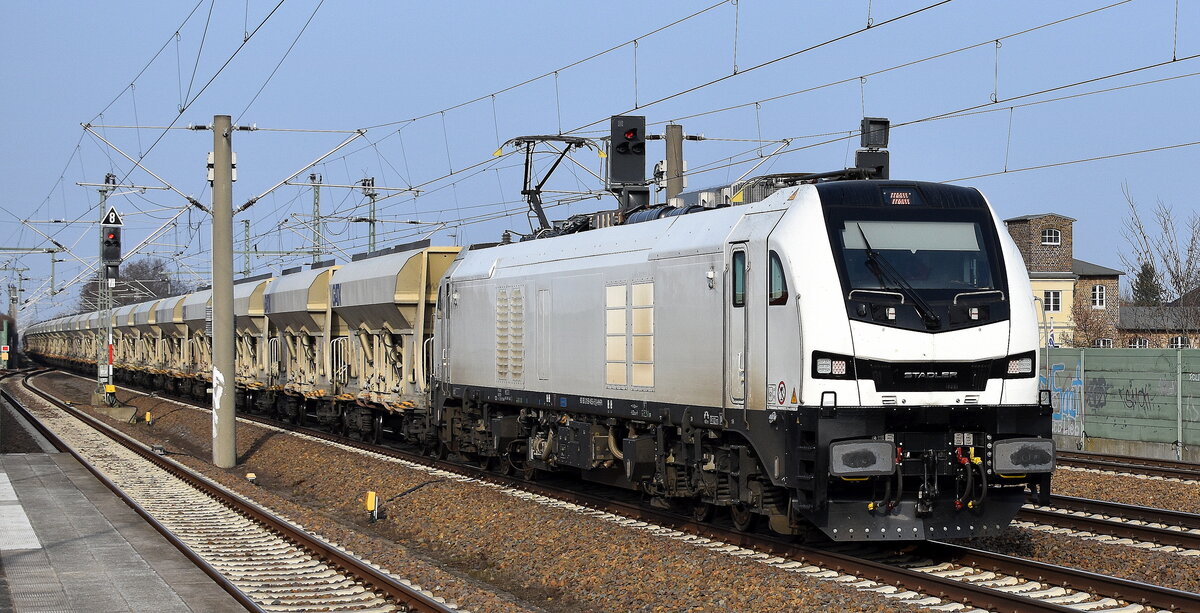 HHPI - Heavy Haul Power International GmbH, Erfurt [D] mit ihrer Eurodual Lok   159 455-5  [NVR-Nummer: 90 80 2159 455-5 D-HHPI] und einem Schüttgutwagenzug (leer) am 10.03.26 Höhe Bahnhof Luckenwalde.