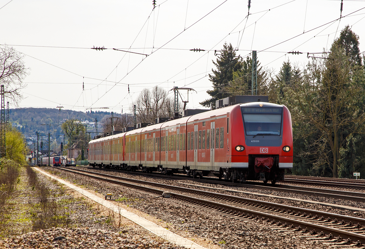 
Hier der Gegenzug bei Gegenlicht....
Zwei gekuppelte ET 425 der DB Regio (425 033-8 und 425 100-5 ) am 12.04.2015, als RE 8 Rhein-Erft-Express (Koblenz - Köln - Mönchengladbach), fahren von Bahnhof Unkel weiter in Richtung Köln.

