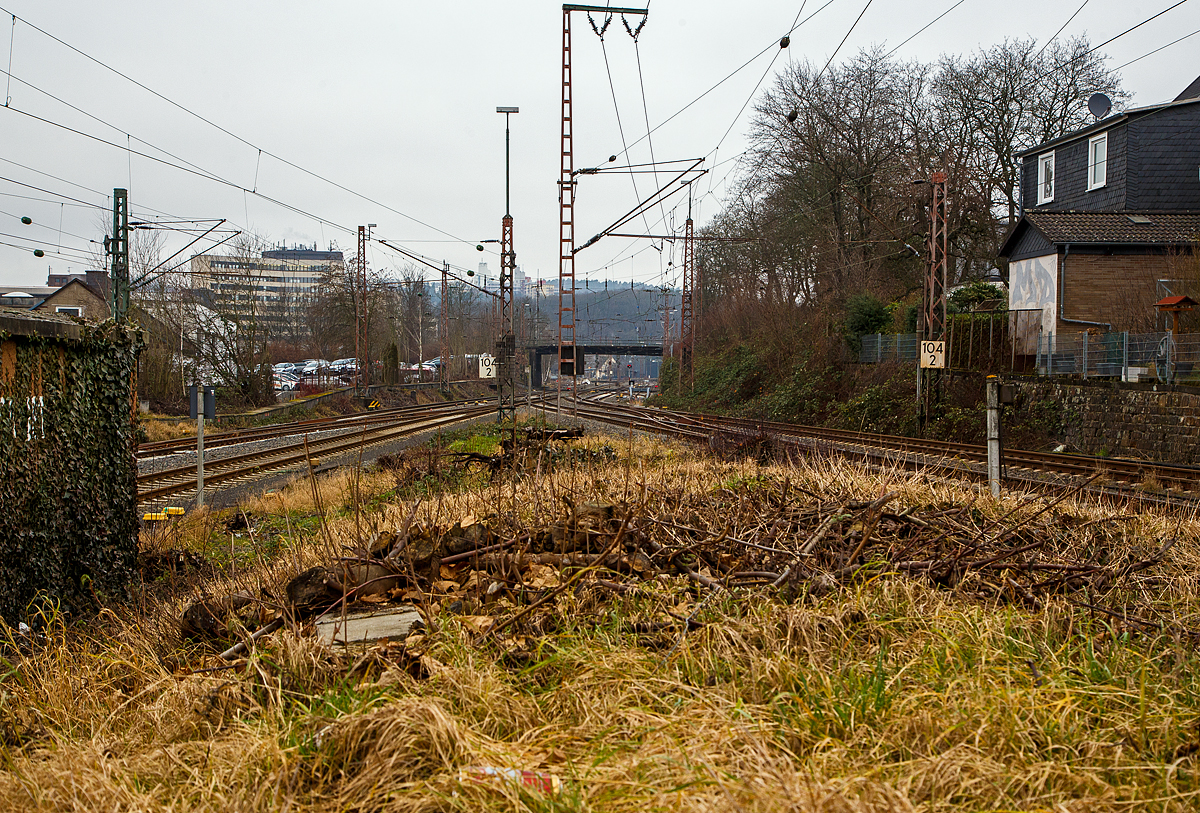 Hier kurz vor dem Bahnhof Siegen-Weidenau bei ca. Km 104 laufen die Strecken zusammen, links die Ruhr-Sieg-Strecke (KBS 440) vom Hbf Siegen nach Hagen und rechts die von Gießen kommende Dillstrecke (KBS 445). Hinten unter der Brücke hindurch kann man den Bahnhof Siegen-Weidenau erahnen.

Wobei sich die Dillstrecke Siegen Ost Gbf kurz vor dem Giersbergtunnel teilt, Namensgeber ist der 358 Meter hohe Giersberg im östlichen Stadtgebiet Siegen. Dieser wird in zwei getrennten Röhren durchquert. Zum einen führt die zweigleisige Strecke 2800 Hagen Hbf–Haiger (Länge der Röhre 699 Meter) zwischen Siegen-Weidenau (hier rechts im Bild) und Siegen Ost Gbf und zum anderen die eingleisige Strecke 2881 zwischen Siegen und Siegen Ost Gbf (Länge der Röhre 732 Meter).

So sind durch dieses Gleisdreieck auch gut Zugdrehungen (Drehfahrten) möglich. Bei Gleisbaumaschinen muss z.B. die Arbeitsrichtung stimmen, oder Reisezüge sin im „umgekehrter Reihung“.

Betrieblicher Aspekt:
Derzeit wird der zweigleisige Abschnitt der Dillstrecke zwischen Siegen Ost Gbf und Siegen-Weidenau nur vom Güterverkehr befahren. Bis zu ihrer Einstellung im Jahr 2002 fuhren über die zweigleisige Tunnelstrecke regelmäßig Interregio-Züge der Linie 22 (Münster-Frankfurt am Main), so war der Bahnhof Siegen-Weidenau der Fernbahnhof in Siegen. Ab Dezember 2021 ist diese Relation ist ab Dezember 2021 als Intercity-Linie 34 wieder eingeführt worden, jedoch mit Bedienung vom Siegen Hbf und Nutzung der eingleisigen Röhre des Giersbergtunneles. Durch die Bedienung vom Hbf Siegen muss der Zug jedoch im Hbf Kopf machen (es folgt ein Fahrtrichtungswechsel) und der Lokführer muss den Führerstand, zwischen Lok und Steuerwagen, wechseln. 
