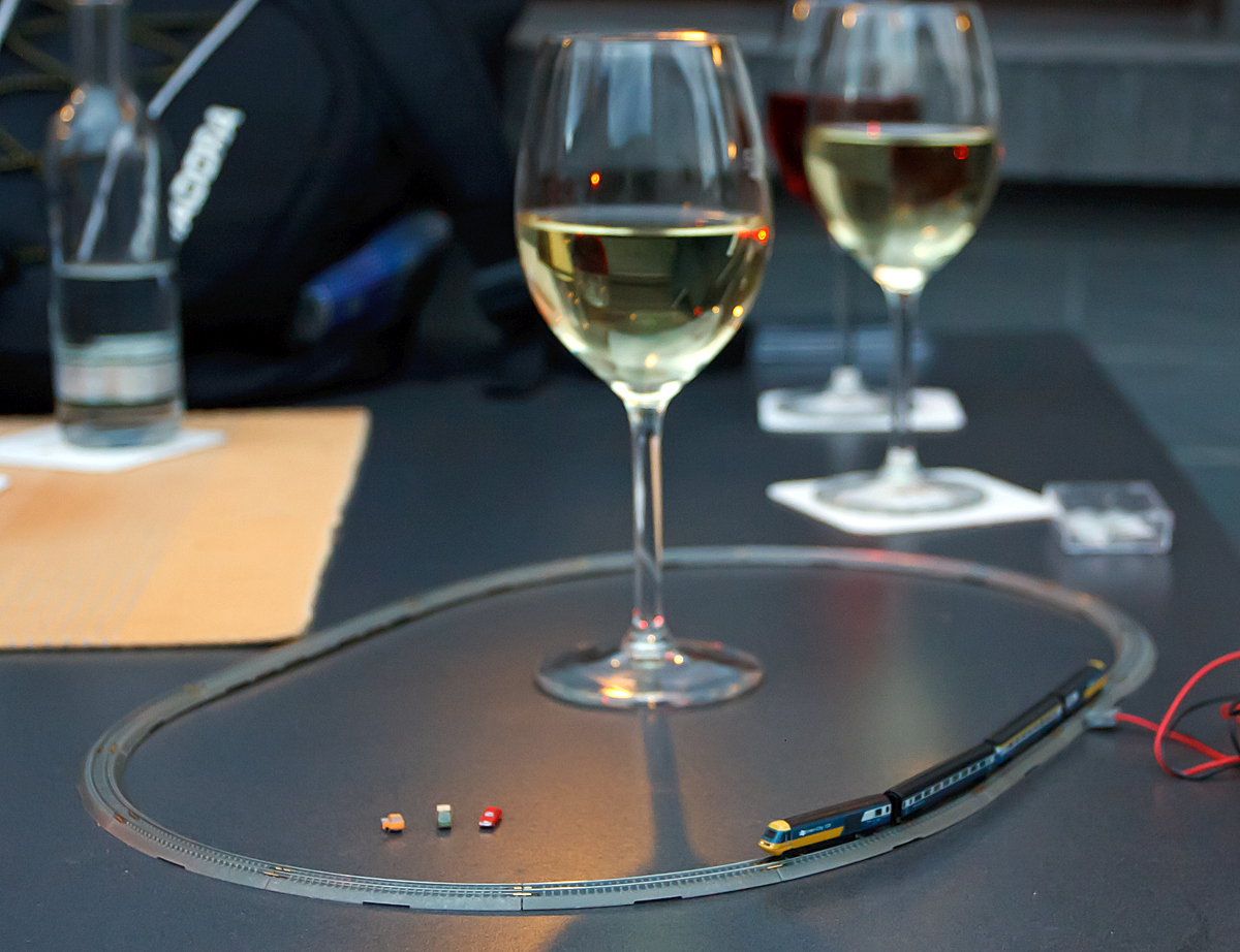 
Hier meine Version:
Von dem zweiten englischen Zug im Moseltal zieht seine Runden im Masstab 1:450 auf dem Terrassentisch in Kattenes am Abend des 20.06.2014