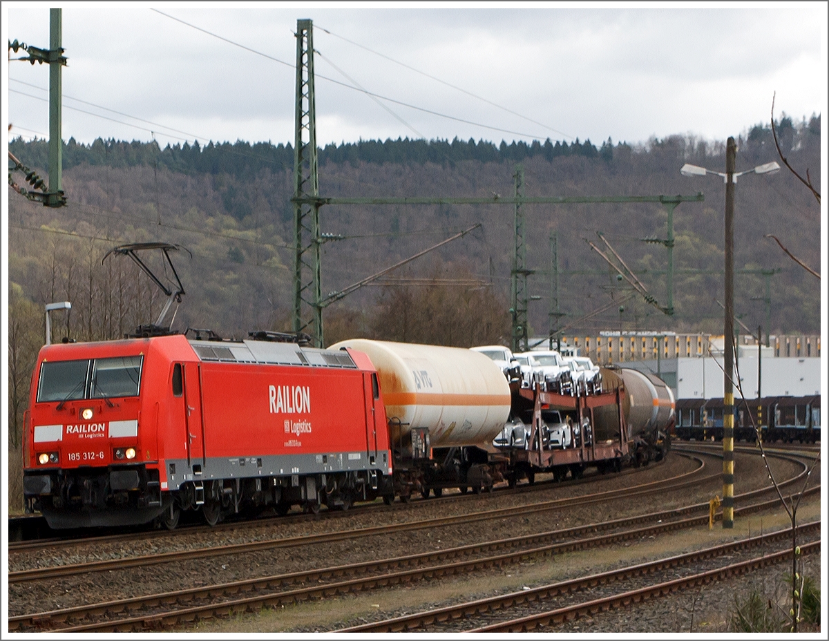 Hier musste ich mich beeilen um sie vor die Linse zubekommen...........
Die 185 312-6  der DB Schenker Rail Deutschland AG zieht am 22.03.2014 einen gemischten Güterzug bei Scheuerfeld/Sieg in Richtung Köln. 

Die Bombardier TRAXX F140 AC2  (BR185.2) wurde 2007 bei Bombardier in Kassel unter der Fabriknummer 34180 gebaut. Sie trägt (z.Z. der Aufnahme) die NVR-Nummer 91 80 6185 312-6 D-DB.
