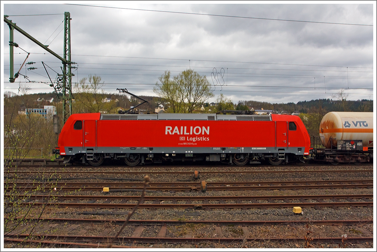 Hier noch ein Seitenportait von der 185 312-6  der DB Schenker Rail Deutschland AG am 22.03.2014 mit gemischten Güterzug bei Scheuerfeld/Sieg.