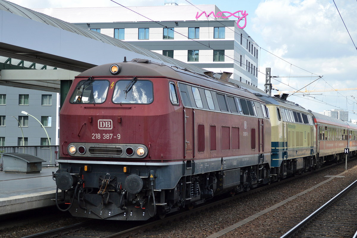 Hier noch mal kurz einzeln vorgestellt, die altrote 218 387-9 (9280 1 218 387-9 D-DB) der Kurhessenbahn der DB Regio Netz Verkehrs GmbH Kassel vor der 218 460-4 mit dem IRE 18447 aus hamburg bei der Einfahrt BF. Berlin-Ostbahnhof. 