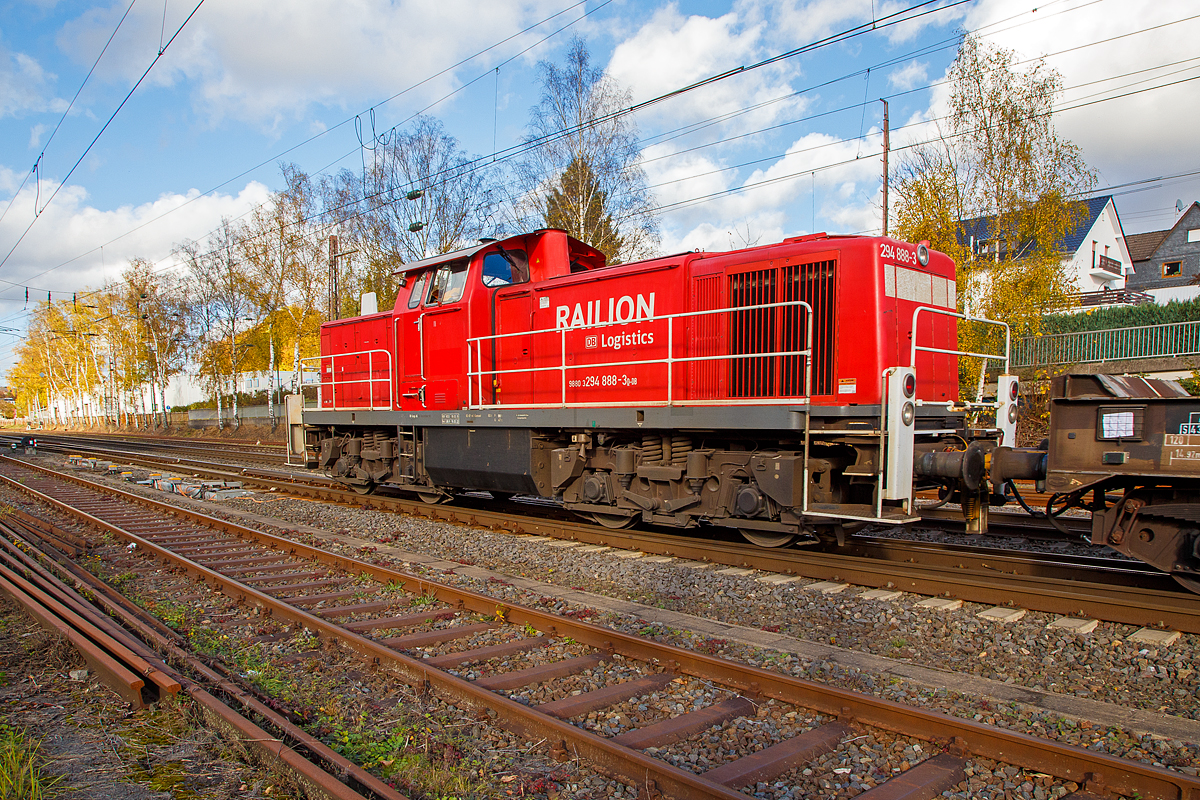 Hier nochmal als Nachschuss...
Die 294 888-3 (98 80 3294 888-3 D-DB), eine remotorisierte V 90 der DB Cargo AG fährt am 01.11.2021mit einem Warmband-Coilzug vom Rbf Kreuztal nach Ferndorf.

