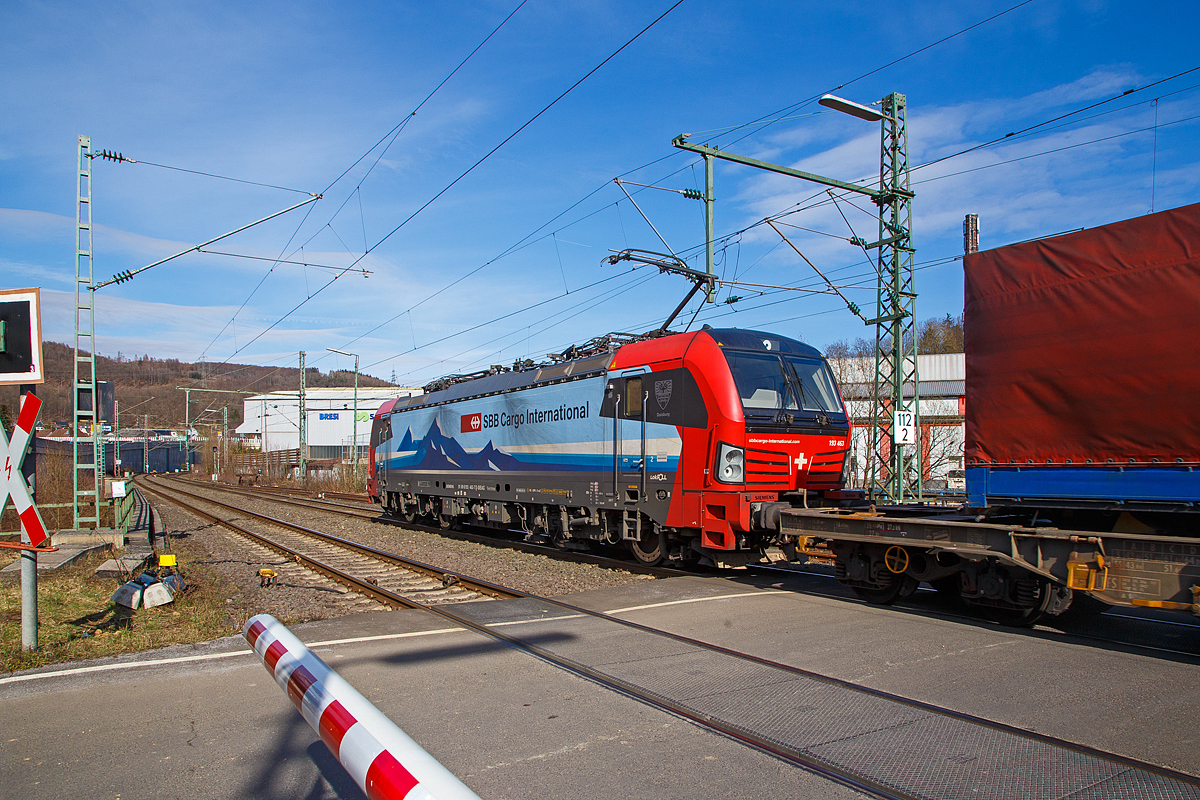 Hier nochmal als Nachschuss....
Die an die SBB Cargo International AG vermietete Vectron 193 463-7  Duisburg  (91 80 6193 463-7 D-SIEAG) der LokRoll AG (eingestellt bei Siemens Mobility, M�nchen) f�hrt am 20.03.2021, mit einem Winner-Zug (einem KLV-Zug) �ber die Siegstrecke (KBS 460) durch Niederschelden in Richtung Siegen.

Die Siemens Vectron MS wurde 2018 von Siemens Mobilitiy in M�nchen-Allach unter der Fabriknummer 22289 gebaut. Die Vectron AC hat eine Leistung von 6,4 MW und ist Zugelassen in Deutschland, �sterreich, Schweiz und Italien.

Unter Einbindung des Infrastrukturfonds von der Reichmuth Infrastruktur Schweiz AG hat die LokRoll AG bei Siemens 18 Mehrsystem-Lokomotiven des Typs Vectron gekauft. Sie sind f�r den grenz�berschreitenden Verkehr auf dem Korridor Deutschland, �sterreich, Schweiz und nach Italien vorgesehen.

Zus�tzlich zu den nationalen Zugsicherungssystemen sind alle Lokomotiven mit dem europ�ischen Zugsicherungssystem ETCS ausgestattet. Die Loks verf�gen �ber eine maximale Leistung von 6.400 KW und eine H�chstgeschwindigkeit von 160 km/h. LokRoll hat die Lokomotiven f�r 15 Jahre an die SBB Cargo International verleast. SBB Cargo International geh�rt zu 75% der SBB-G�terverkehrstochter SBB Cargo und zu 25% der Hupac AG, die im kombinierten Verkehr Stra�e-Schiene aktiv ist.
