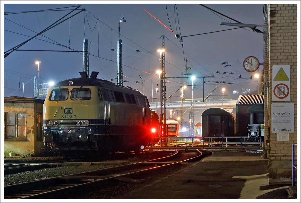 Hier nochmals, bei etwas anderem Licht....
Die 225 082-7 der Aggerbahn (Andreas Voll e.K., Wiehl), ex DB 225 082-7, ex DB 215 082-9, steht am 12.11.2013 (2:00 Uhr) beim Siegener Lokschuppen. 

Ausf�hrliche Infos zur Lok siehe:http://hellertal.startbilder.de/name/einzelbild/number/304524/kategorie/deutschland~dieselloks~br-225-v160-umbau-aus-215.html